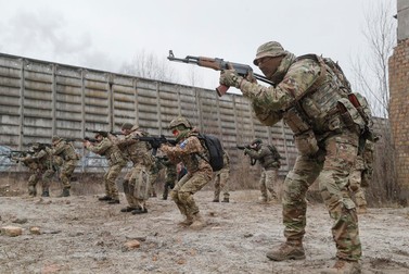 Soldați ucraineni, în timpul unor excerciții militare | Foto: EPA
