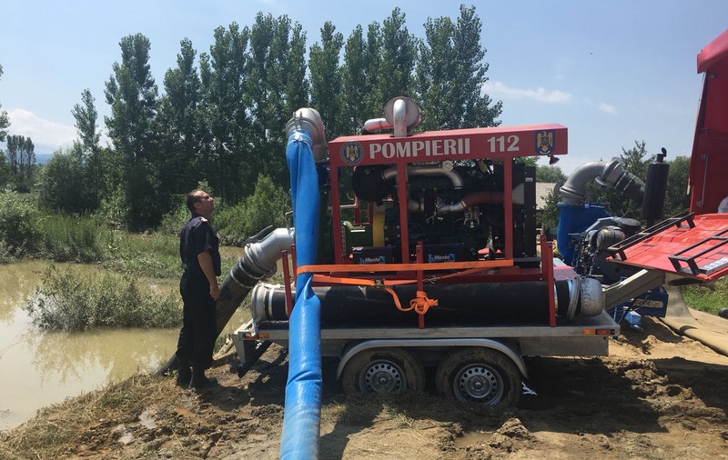 Zeci de pompieri intervin în Covasna pentru astuparea breșelor formate în digurile de protecție ale unui râu și unui pârâu