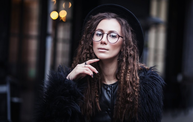 Ce este Dark Academia, subcultura care a început să prindă la tinerii români ce aleg o pauză de la digitalizare