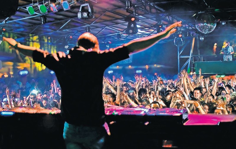 DJ la două mâini: Muzică bună şi droguri de calitate
