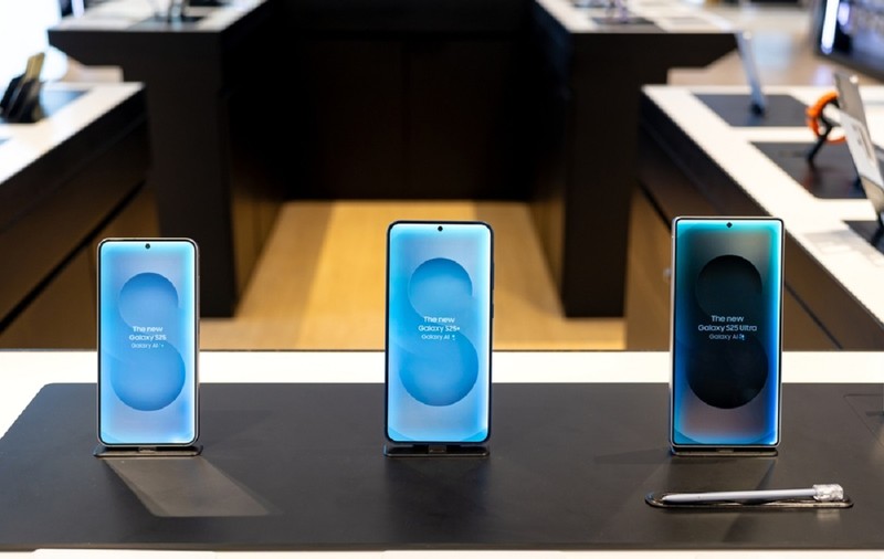 Cât costă telefoanele Samsung Galaxy S25 la eMAG de Black Friday 2025