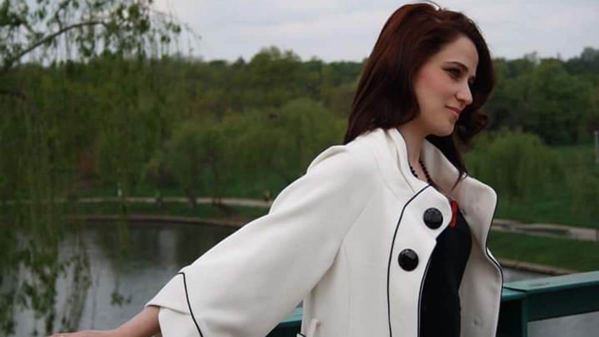 Nicoleta Voicu, poezie erotică pentru Gheroghe Turda. "Te-aș iubit ca o felină, în lenjerii de mătase"