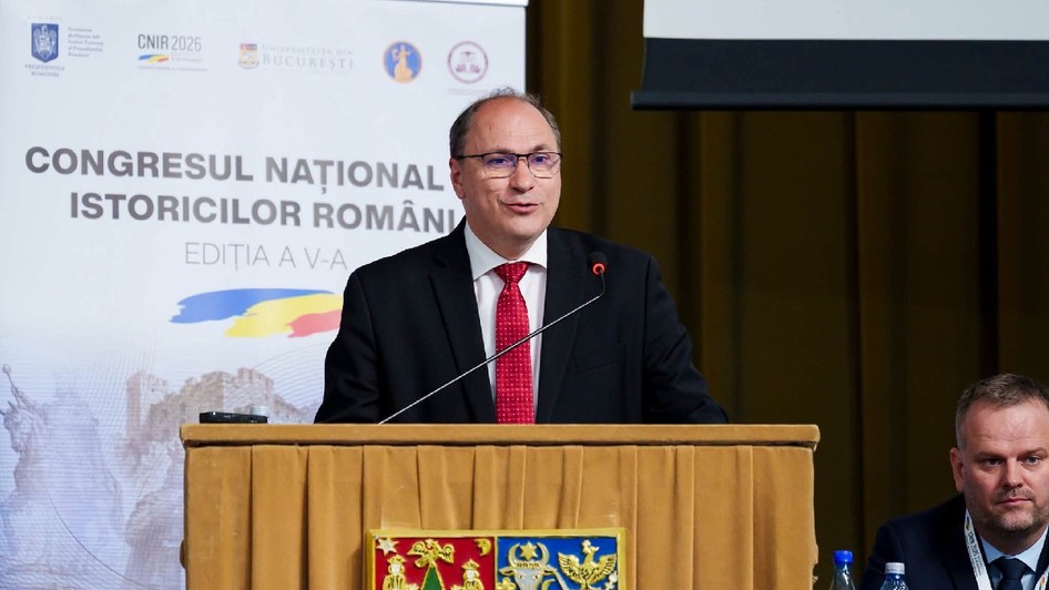 Mihai Dimian - ministrul interimar al Educatiei în fața unui pupitru