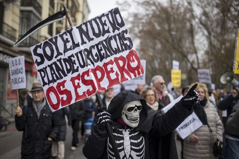 Protestatarul costumat în Moarte | Foto: Profimedia
