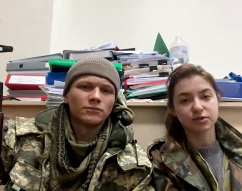 Cuplul care s-a căsătorit în prima zi a invaziei ruse și-a început luna de miere cu arma în mână, în Kiev