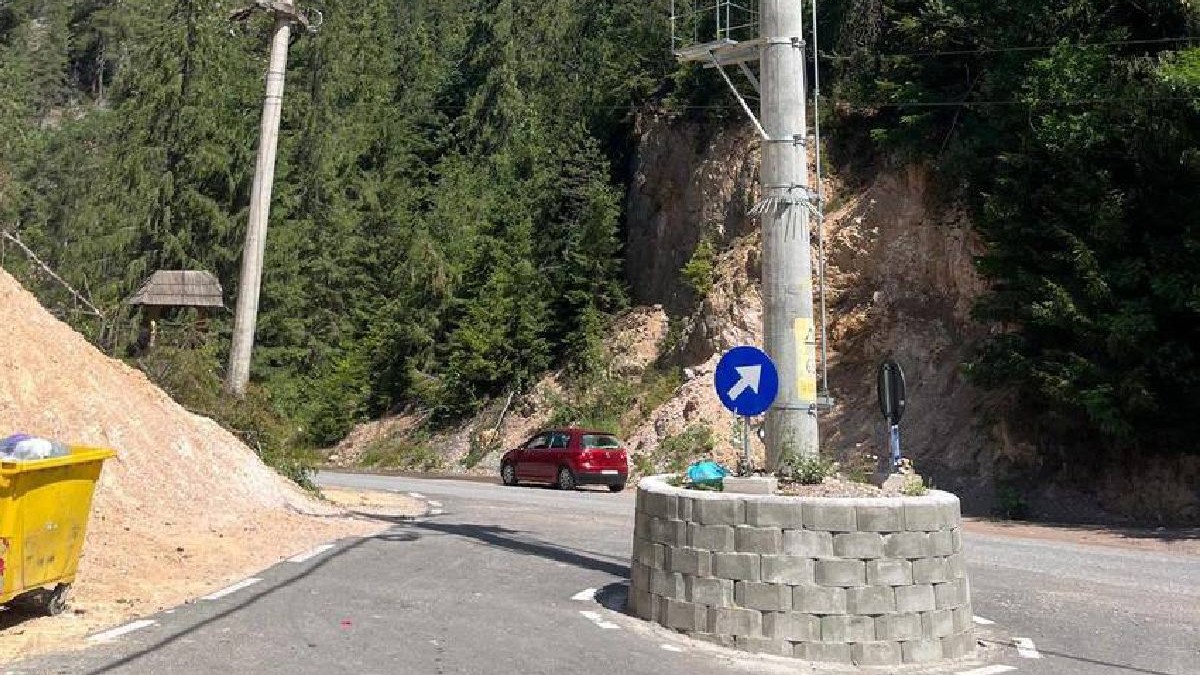 Constructorii care au reabilitat un drum comunal din judeţul Alba au lăsat, în mijlocul şoselei, un stâlp din beton care susţine cablurile de electricitate