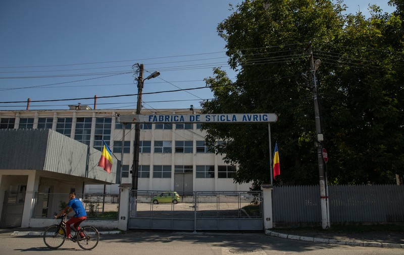 O tradiție de secole, băgată în pământ de COVID-19. Tulburările economice aduse de pandemie au închis fabrica de sticlă de la Avrig