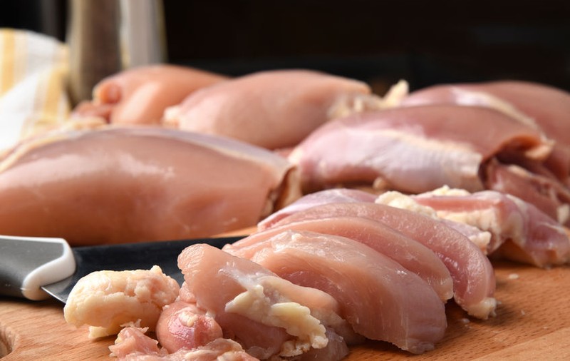 O femeie a murit în vacanță după ce a mâncat doar o bucată de carne de pui crudă