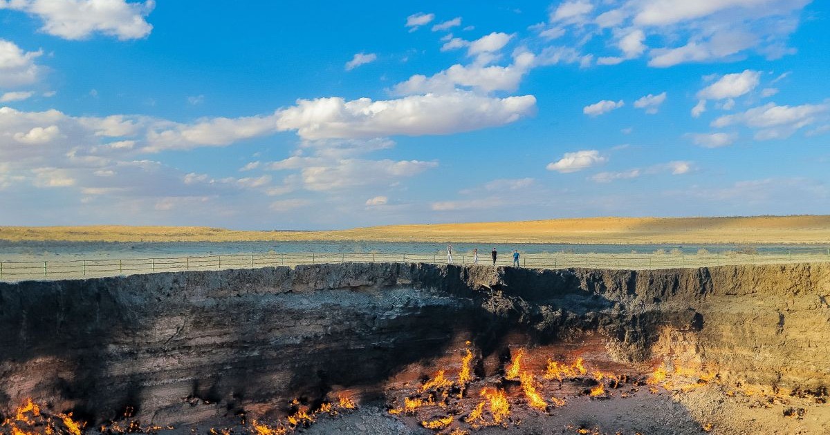 O vedere generală craterului de gaz cunoscut și sub numele de „Poarta iadului”, lângă satul Darvaza din deșertul Karakum, Turkmenistan, iunie 2022