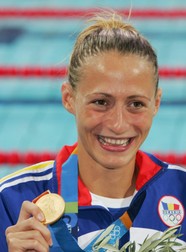 epa000253605 Camelia Potec from Romania shows her gold medal during the medal ceremony for the women's 200m Freestyle final at the Athens Olympic Aquatic Centre, Tuesday 17 August 2004. epa/keystone Patrick B. Kraemer EPA/Patrick B. Kraemer