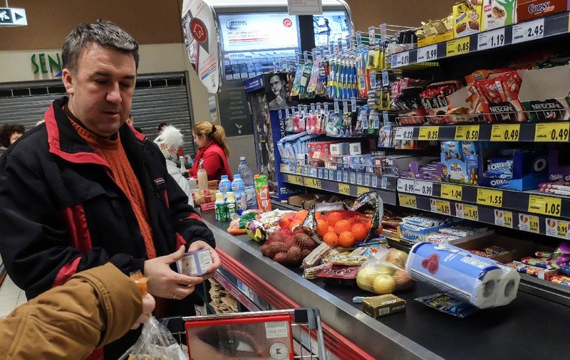 Consumul a scăzut brusc în 2025 și în ianuarie 2026: la ce renunță românii din cauza inflației