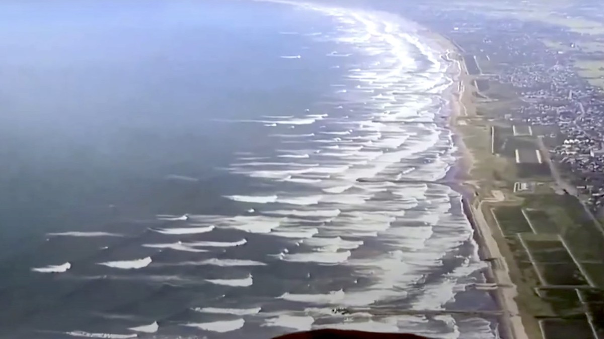 În orașul Tateyama, prefectura Chiba, estul Japoniei, în urma tsunamiului provocat de cutremurul cu magnitudinea 8,8 care a lovit Rusia. In imagine se vad valuri de 1-3 metri care lovesc tarmul