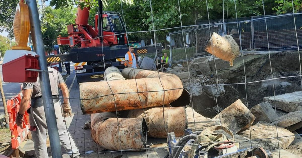 Mai mulți muncitori lucrează la schimbarea țevilor de apă caldă și la remedierea avariilor, București