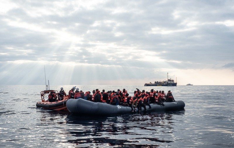 O barcă cu migranți s-a scufundat în largul Libiei. Cel puțin 57 de oameni au murit