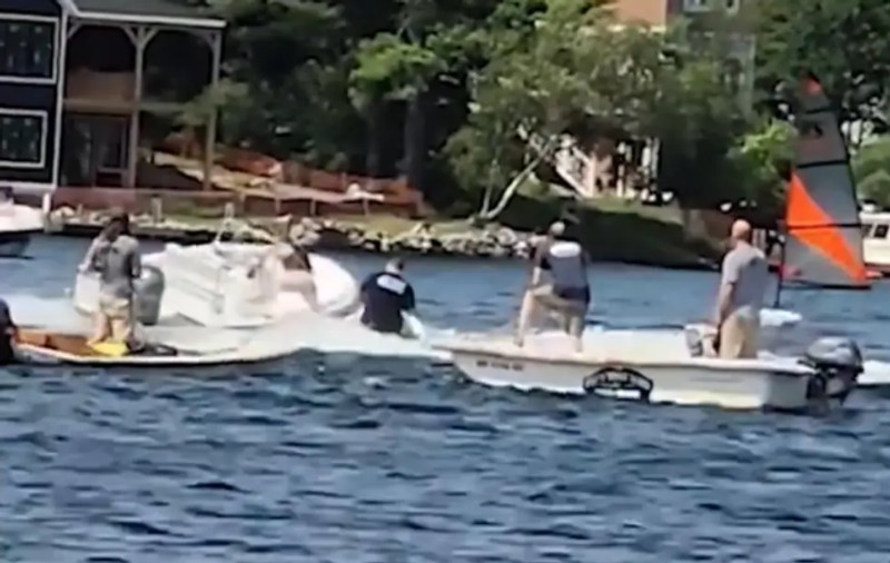 Un adolescent a preluat controlul unei bărci în derivă sărind la bord de pe un jet-ski în mișcare | VIDEO
