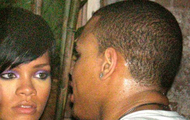 Amintirile nu-i chinuiesc: Chris Brown ar putea cânta live cu Rihanna pe aceeaşi scenă