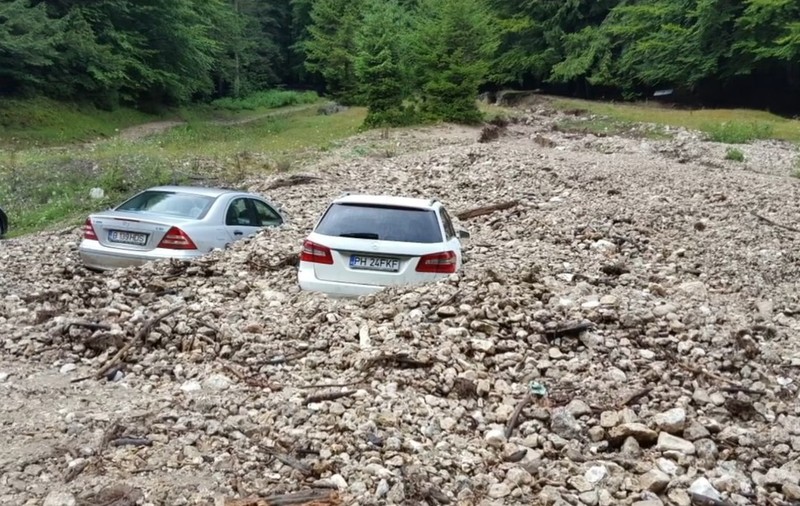 Alunecare de teren în Zărnești. Mai multe mașini au fost acoperite de pietriș