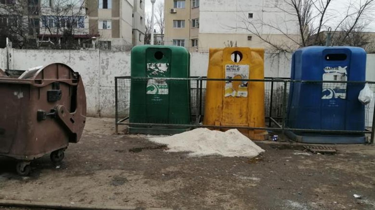 Gălățenii au furat pubelele cu sare care erau pregătite pentru perioada cu polei!