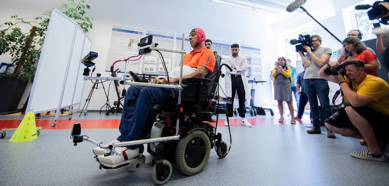Un pacient paraplegic folosește BCI pentru a controla un scaun cu rotile în timpul unei conferințe de presă organizate de cercetătorii Universității de Tehnologie Lausanne din Elveția și neurochirurgi ai Spitalului Universitar Bergmannsheil, 17 iunie 2019. Foto: Profimedia