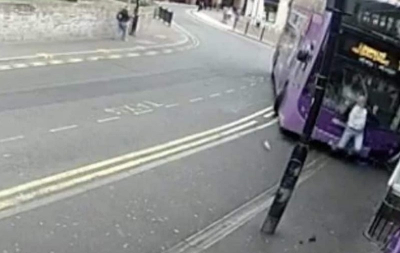 VIDEO | Un britanic lovit de un autobuz s-a ridicat și a mers la pub