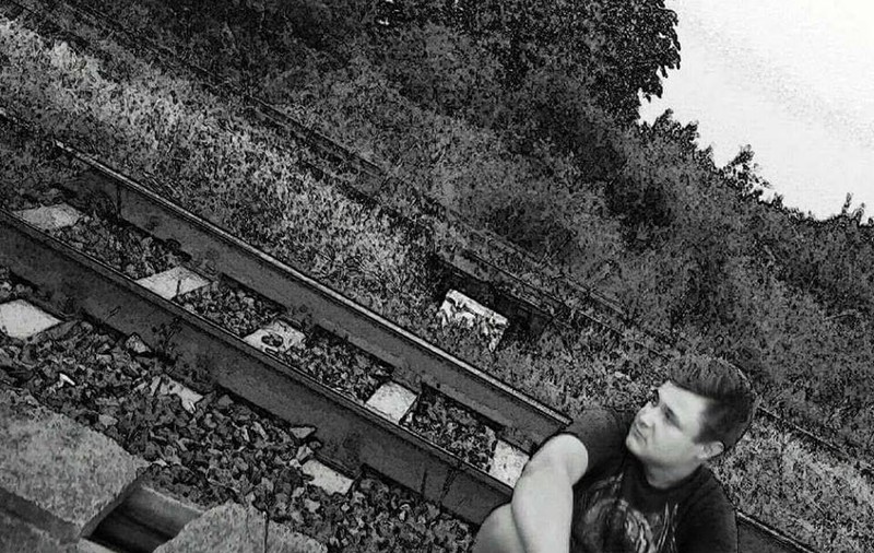 FOTO/ Un tânăr de 19 ani a murit călcat de tren într-o gară din Vrancea. Asculta muzică la căști și nu a sesizat că trenul se apropie