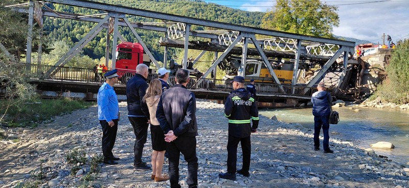 Grupul de Suport Tehnic a mers la fața locului unde podul de fier de peste Trotuș din comuna Asău din Bacău s-a prăbușit