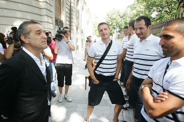 Gigi Becali discută cu Petre Marin (dreapta) la palat, de față cu Sorin Ghionea și cu medicul Radu Paligora FOTO: Vlad Stănescu (EVZ)