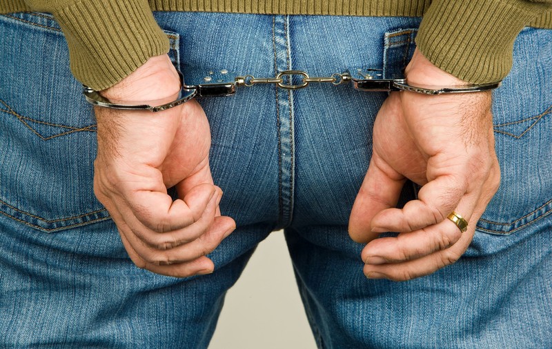 Un hoț român s-a dezbrăcat pentru a speria o victimă, în Elveția. Bărbatul a reușit să fugă