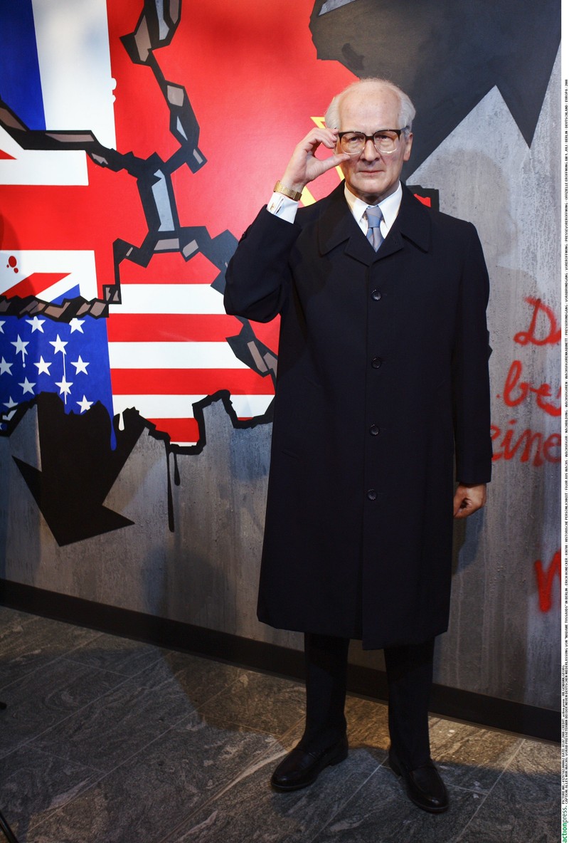 ACTION PRESS/GEORG HILGEMANN # 41297142 # FIRST LOOK AT THE NEW MADAME TUSSAUDS EXHIBITION IN BERLIN - ERICH HONECKER ; JULY 3rd, 2008 ALLES NUR WACHS: VORAB PRESSETERMIN BEI DER NEUEN DEUTSCHEN NIEDERLASSUNG VON "MADAME TUSSAUDS" IN BERLIN - ERICH HONECKER / 030708 / HISTORISCHE PERSÖNLICHKEIT / FIGUR AUS WACHS / WACHSFIGUR / NACHBILDUNG / WACHSFIGUREN / WACHSFIGURENKABINETT / PRESSERUNDGANG / VORABRUNDGANG / VORERÖFFNUNG / PRESSEVORERÖFFNUNG / OFFIZIELLE ERÖFFNUNG AM 9. JULI / BERLIN / DEUTSCHLAND / EUROPA / 2008 PicNr:#41297142.000062# action press/HILGEMANN,GEORG *** Local Caption *** 41297142