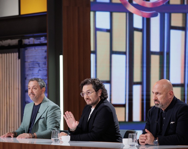 Moment neașteptat la MasterChef 2025. Câinele unui concurent va da verdictul înaintea chefilor: „Nu mai gustăm! Dacă mâncarea ta nu o mănâncă nici câinii…”