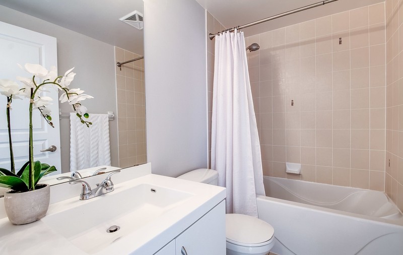 Amenajarea băii în stil minimalist: 6 reguli de bază