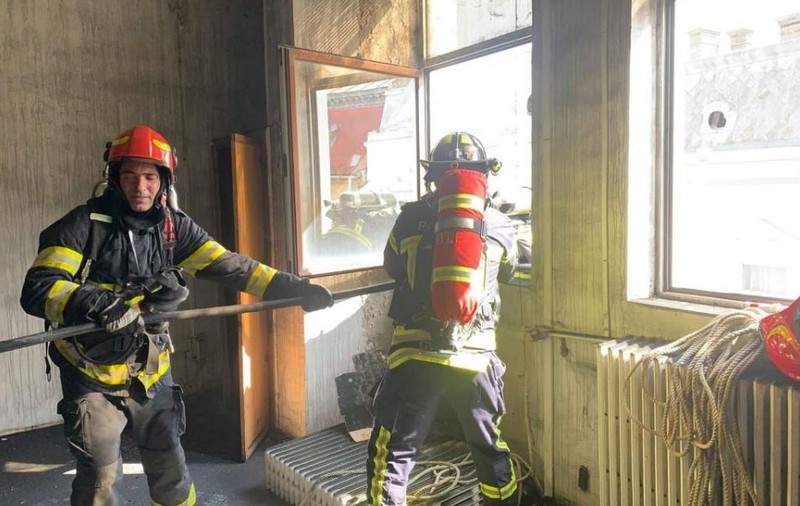 Cablurile de internet și comunicații au provocat un incendiu într-o clădire din Arad