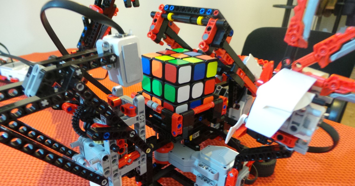 Roboțelul din Lego care știe să rezolve cubul rubic. Invenția spectaculoasă a unui bistrițean creativ