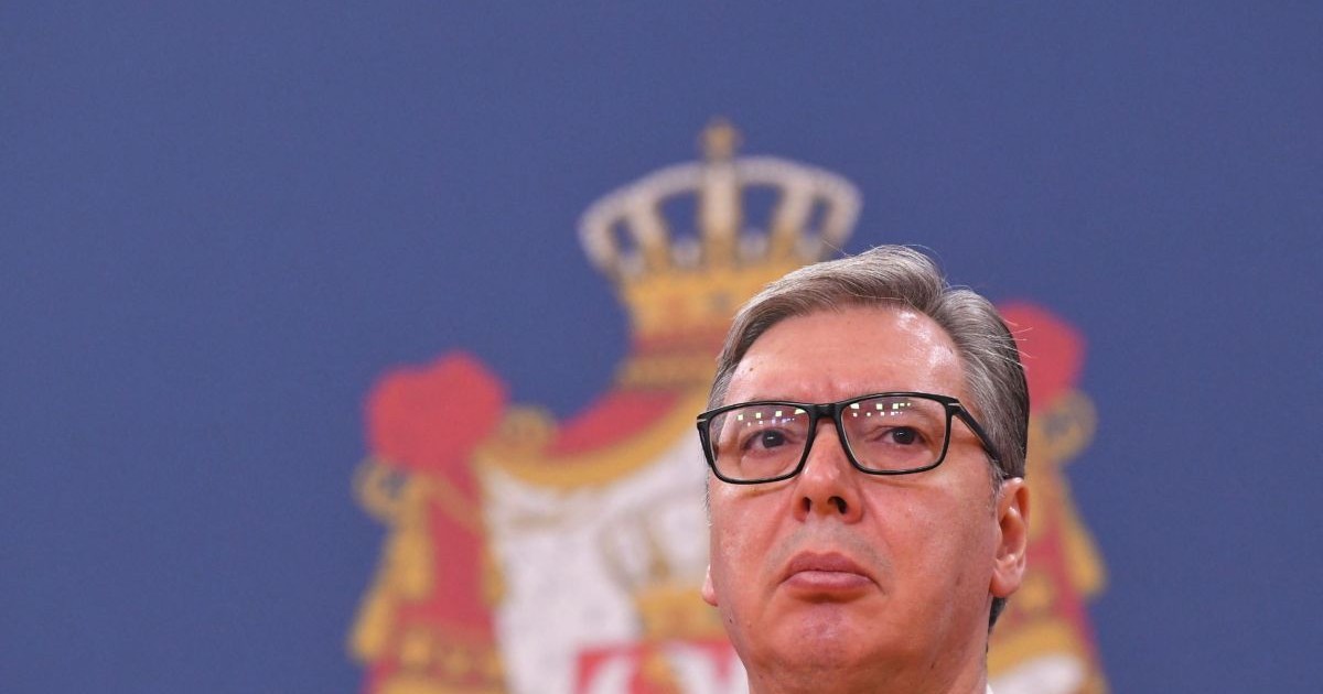 Aleksandar Vucic, având în spate stema statului sârb, vorbește la o conferință de presă, 15 octombrie 2025