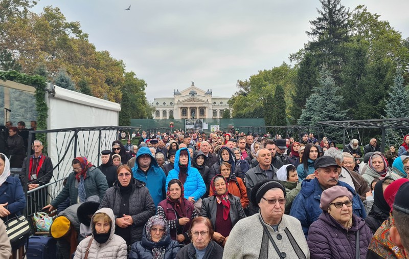 Mii de pelerini aşteaptă la rând pentru a se închina la moaştele Sfintei Parascheva