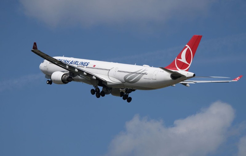 Un pilot a murit în timpul zborului, iar avionul a aterizat de urgență la New York