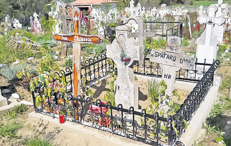 Luca, fiul cel mic al lui Florin Călinescu, îngropat la Cimitirul Cernica, alături de mamă?