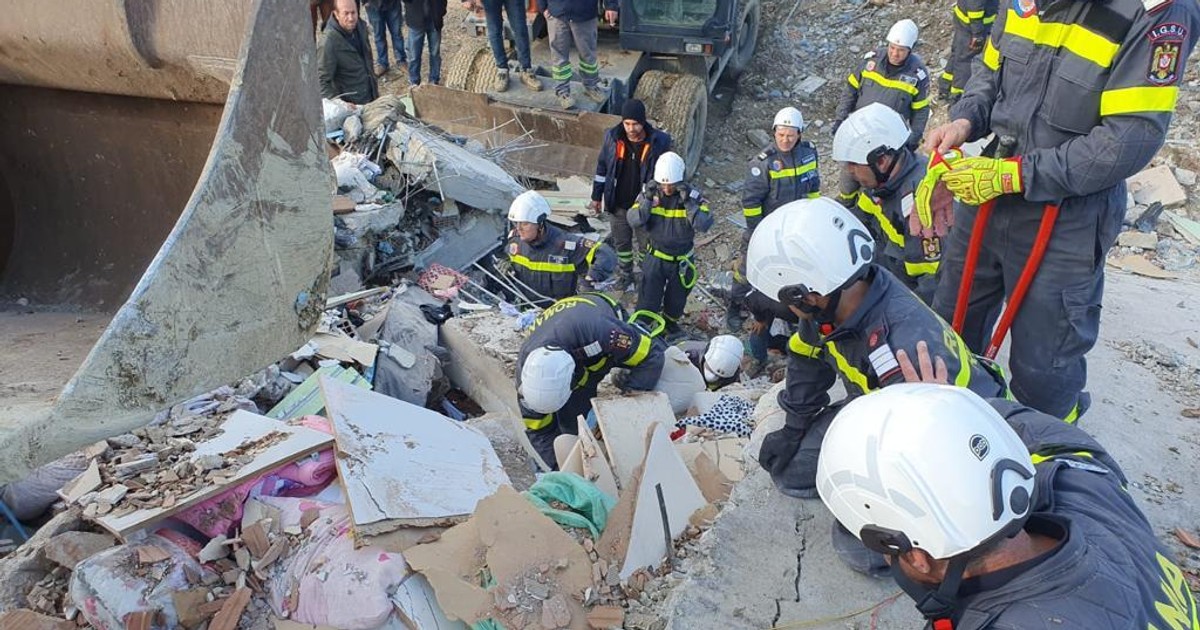 Pompierii români caută victime sub dărâmăturile de la cutremurul din Turcia. Foto: IGSU