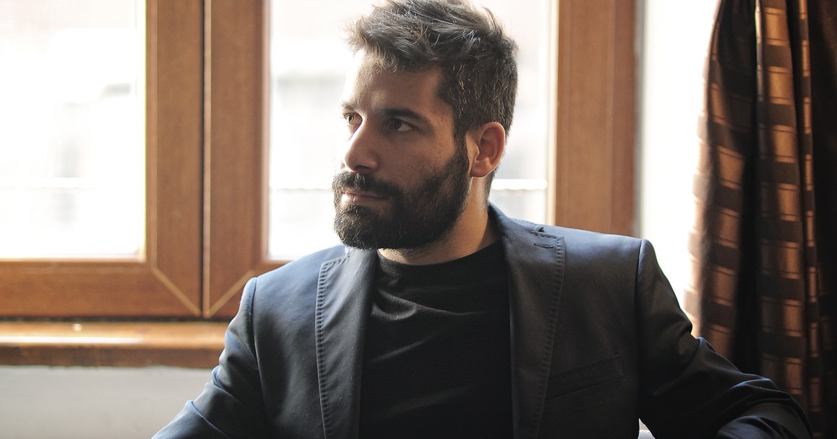 A crescut într-un centru de plasament și a ajuns în semifinala Eurovision. Save, portretul unui învingător