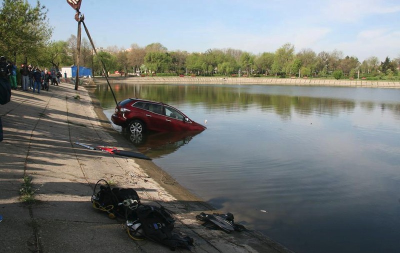 EXCLUSIV / Lacul Morii din Crângași este ”depozitul” hoților și al asasinilor. În apă au fost găsite, de-a lungul vremii, seifuri, mașini furate, arme, dar și resturi de cadavre