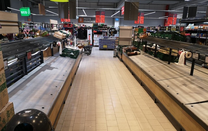 România, scenariul 2. Bucureștenii au cumpărat masiv făină, mălai, legume și conserve. Cum arătau supermarketurile la ora 20.00