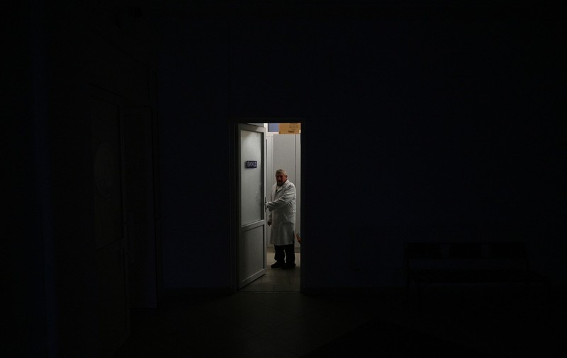 Operații la lumina lanternelor. Medicii ucraineni continuă să salveze vieți, chiar dacă atacurile rușilor au lăsat spitalele fără curent electric