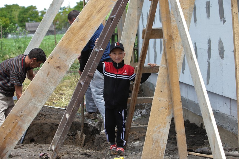Bogdan, 6 ani, supraveghează săpăturile pentru fosa septică