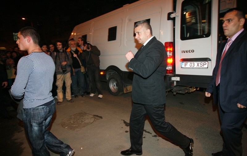 Un autobuz plin cu deţinuţi s-a răsturnat pe DN 22 C: 3 persoane sunt rănite