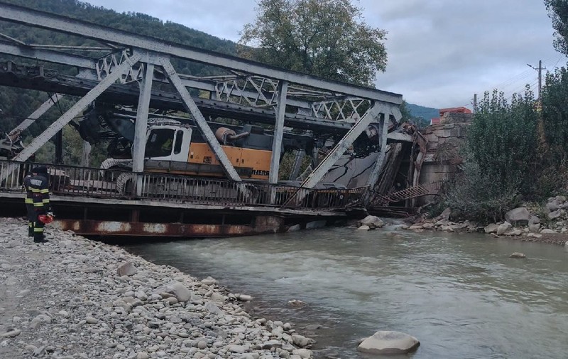 Un pod de fier, aflat peste un rau din Bacau, a fost distrus de un TIR