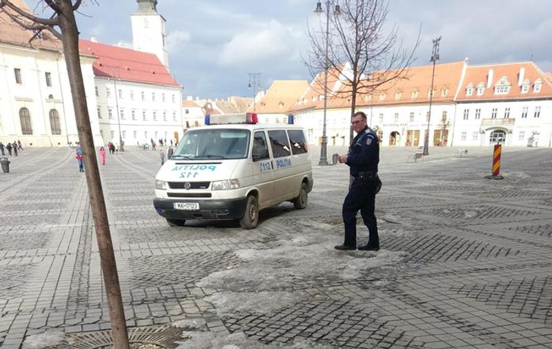 Polițiștii au intrat cu duba în Piața Mare din Sibiu ca să joace la loto. Zona este pietonală