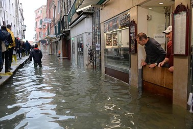 O stradă inundată din Veneția (foto EPA)