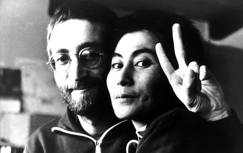 Obiecte personale ale lui John Lennon, scoase la licitaţie 