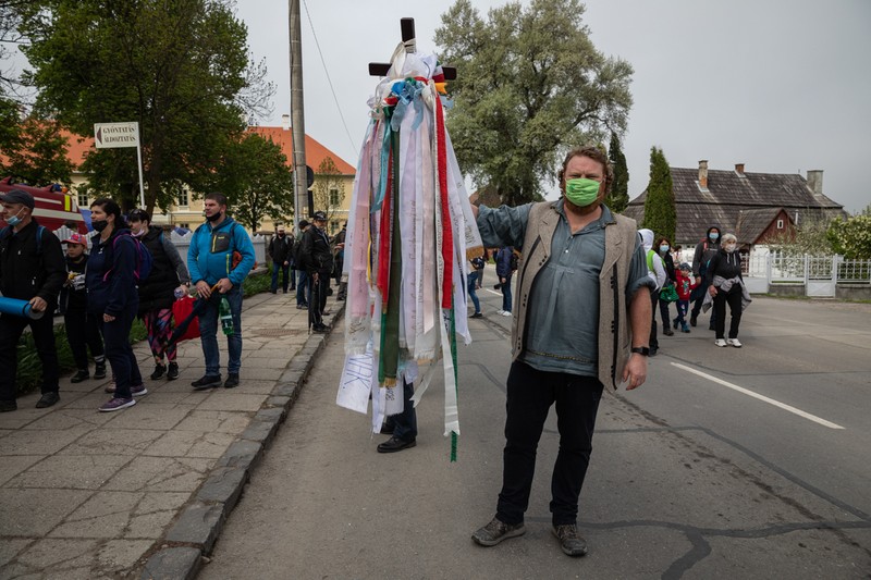 Cântăreţul de operă Levente Molnár a parcurs pe jos o parte din drumul dintre aşezarea maghiară Máriapócs şi Şumuleu Ciuc pentru a aduce panglici cu mesaje de rugăciune de la credincioșii care nu au putut participa la pelerinaj