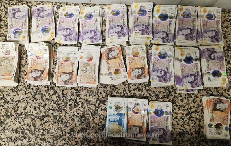 Doi români care veneau din Marea Britanie au fost prinși pe Aeroportul Otopeni cu aproape 36.000 de lire sterline ascunse în bagaje